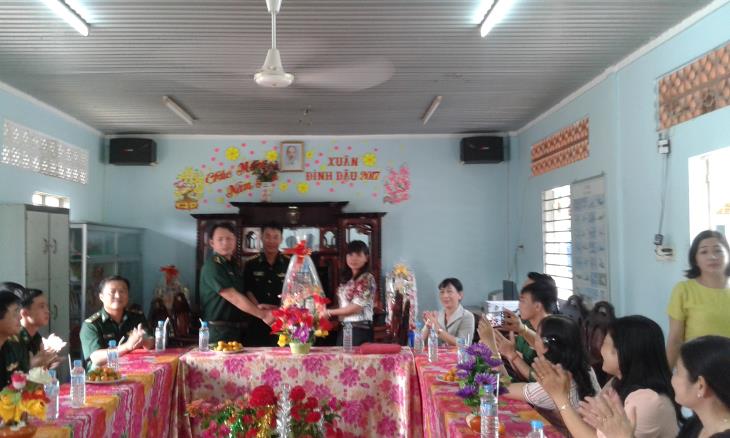 Hội LHPN huyện Hòa Thành thăm và chúc tết đơn vị bộ đội kết nghĩa